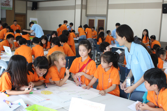 지난 5월 충북 음성에서 열린 ‘학교에서 찾는 기업가정신’ 참가자들이 단체 놀이를 통해 기업가정신에 대해 배우고 있다.  / 사진제공=한국청년기업가정신재단
