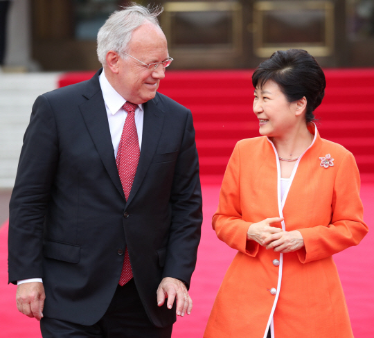 박근혜 대통령과 요한 슈나이더 암만 스위스 대통령이 13일 오후 청와대에서 열린 공식환영식에서 의장대로 이동하며 대화하고 있다.  /연합뉴스