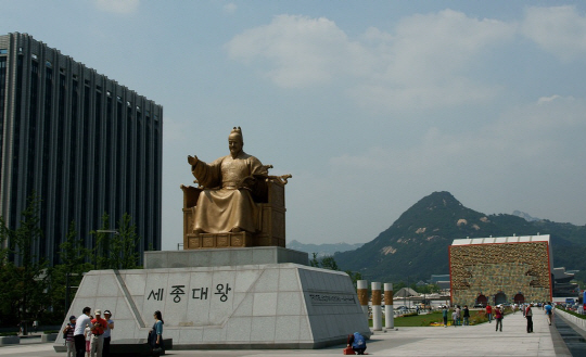 13일 서울 광화문 정부서울청사 앞 공원에 폭발물로 의심되는 가방이 있다는 신고가 들어왔으나 감식 결과 빈 가방으로 확인됐다. /출처=구글