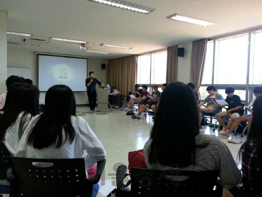 지난 9일 한국여성수련원이 강원 횡성 민족사관고등학교 학생들을 대상으로 진행한 ‘명상수련캠프’에서  학생들이 전문가의 설명을 경청하고 있다. /사진제공=한국여성수련원