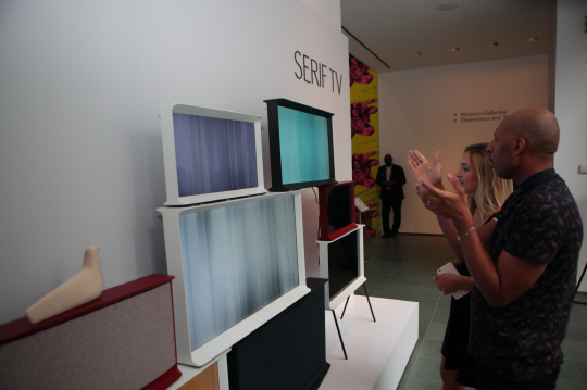 미국 뉴욕현대미술관(MoMA)에 열린 삼성전자 세리프 TV 런칭행사에서 참석자들이 세리프 TV를 보고 있다. /사진제공=삼성전자