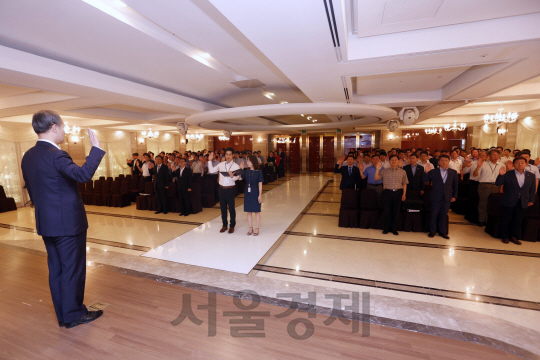 군인공제회 직원들이 지난 13일 청렴실천결의문을 낭독하고 있다. /사진제공=군인공제회