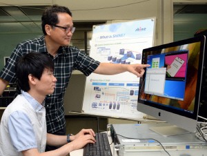 한국전자통신연구원(ETRI) 연구진이 클라우드 데스크톱 서비스(DaaS)의 동작 을 확인하고 있다./사진제공=한국전자통신연구원