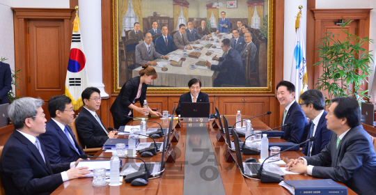 한국은행 금융통화위원회 위원들이 회의에 앞서 얘기를 나노고 있다. /서울경제DB