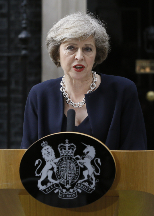 13일(현지시간) 런던 다우닝가 10번지 총리관저 앞에서 테리사 메이 영국 신임 총리가 취임 이후 기자회견에 참석해 소감을 말하고 있다.  /런던=AP연합뉴스