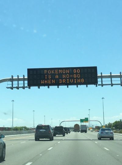 미국 애리조나 주의 한 도로에 ‘포켓몬 고 게임을 하지 말고 운전하라’는 안내문이 떠있다. /포켓몬 고 공식 트위터 캡처