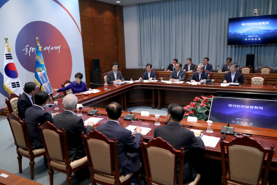박근혜 대통령이 14일 오전 청와대에서 열린 고고도미사일방어체계(THAAD·사드) 주한미군 배치 결정과 관련해 국가안전보장회의(NSC)를 주재하고 있다. /연합뉴스