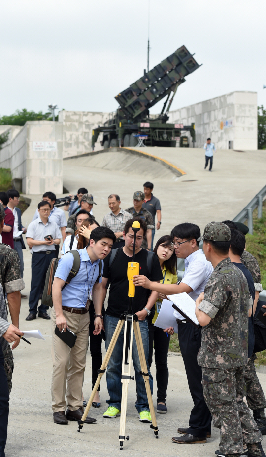 [사드 성주 배치]레이더 30m·40m 앞 전자파...軍 '허용 기준치 3~5% 불과 안전'