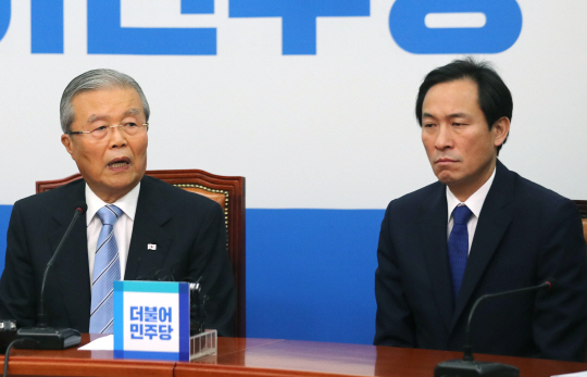 김종인(왼쪽) 더불어민주당 비상대책위 대표가 15일 오전 국회에서 열린 비대위원회의에서 발언하고 있다. /연합뉴스