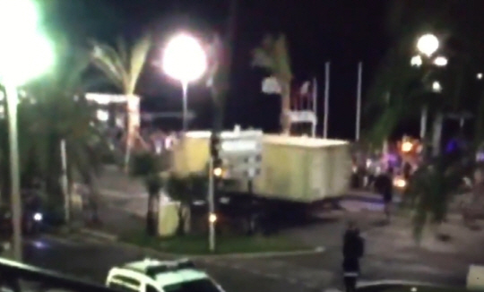 14일 오후 프랑스 니스 해변가에서 한 대형트럭이 수천명 인파 속으로 돌진하고 있다. / 유튜브 영상 캡처