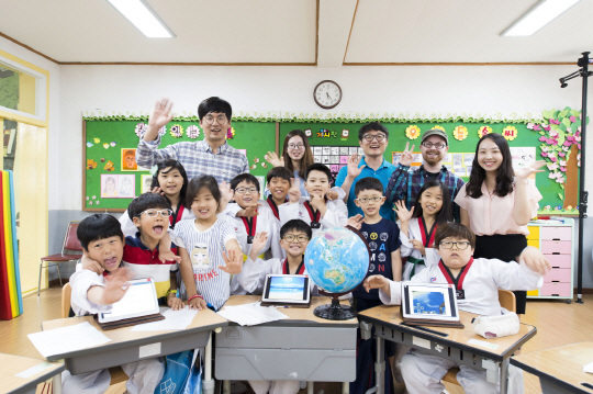 삼성전자에서 스마트 스쿨을 지원하는 전북 대야남초등학교 학생들이 태블릿과 전자칠판을 통해 스마트 교육을 받고 즐거워하고 있다. /사진제공=삼성전자