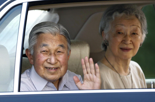 아키히토 일왕(왼쪽)과 미치코 왕후 부부/도쿄=EPA연합뉴스
