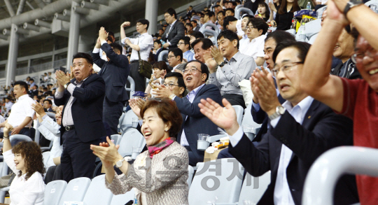 지난 14일 서울 잠실종합운동장 야구장에서 한화건설 임직원 900여명이 ‘이글스데이’에 참여해 한화이글스를 응원하고 있다. / 사진제공=한화건설