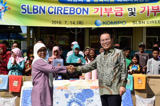 한국중부발전은 14일 오후 1시(현지시간) 인도네시아 자바섬 찌레본 장애인 학교에 생필품과 기부금을 전달하는 사회공헌활동을 했다고 밝혔다. 정창길(오른쪽) 중부발전 사장이 찌레본 학교 교장에게 기부금을 전달한 후 악수를 하고 있다. /사진제공=중부발전