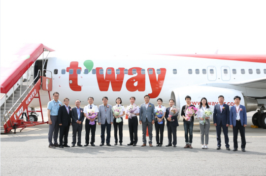 정홍근(왼쪽 다섯번째) 티웨이항공 대표이사와 임직원들이 15호기 도입을 축하하며 기념촬영을 하고 있다. /사진제공=티웨이항공