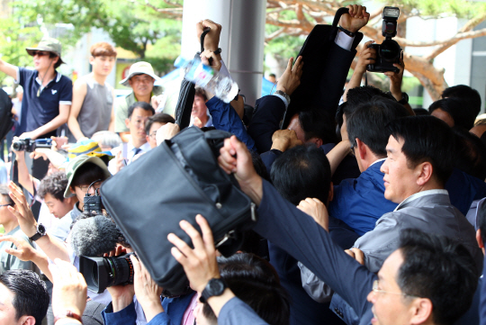 15일 경북 성주군청에서 주민들이 사드 배치 관련 설명을 하는 황교안 국무총리에게 물병을 던지자 경호원 등이 이를 막고 있다. /연합뉴스