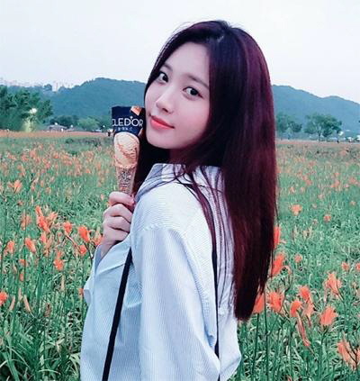 ‘아이언 레이디’ 유라, 화보 일상 공개 “산책하면서 맛있는 아이스크림 먹기”