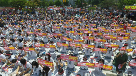 사드(고고도미사일방어체계.THAAD) 배치에 반대하는 성주군의 학생 등 주민들이 15일 경북 성주군청에서 열린 주민설명회에서 “사드배치 결사반대”라고 적힌 피켓 등을 들고서 항의하고 있다. 학생들의 모습이 많이 보인다. /독자 제공=연합뉴스