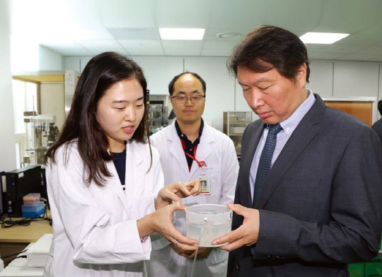 지난 6월 8일 최태원 SK그룹 회장이 경기도 성남시 판교에 위치한 SK바이오팜을 방문해 개발 중인 신약 물질에관 한 설명을 듣고 있다.
