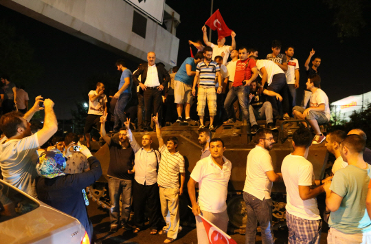 16일(현지시간) 터키 이스탄불에서 시민들이 군 탱크를 둘러싸고 서 있다. /이스탄불=EPA연합뉴스