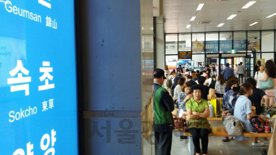 15일 오후 서울 강남고속버스터미널에서 속초행 버스를 타는 대합실에서 버스를 기다리는 승객들. /박우인기자