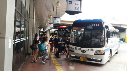 15일 오후 서울 강남고속버스터미널에서 속초행 버스에 오르고 있는 승객들. /박우인기자
