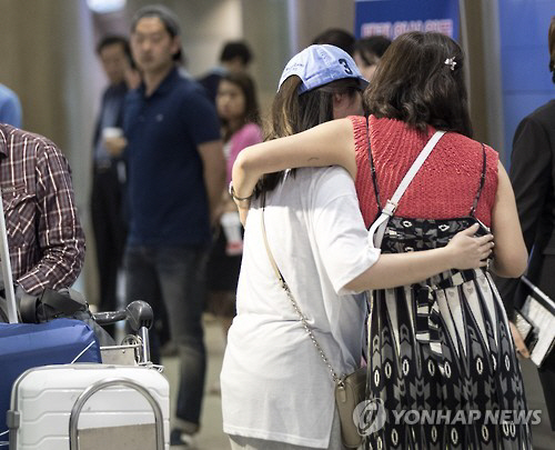 터키 군부의 쿠테타 시도로 이스탄불 아타튀르크 국제공항에서 발이 묶였던 시민들이 인천공항 입국장을 통해 귀국했다. /사진=연합뉴스