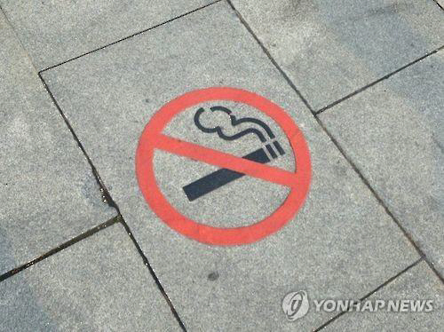 최근 금연구역을 설정하는 지역이 늘고 있는 가운데 서울의 한 보도블럭에 찍힌 ‘흡연 예방’ 마크. /연합뉴스