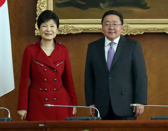 박근혜 대통령과 차히야 엘벡도르지 몽골 대통령이 17일 오전 몽골 울란바토르 정부청사에서 열린 한-몽골 정상회담에서 포즈를 취하고 있다. /울란바토르=연합뉴스