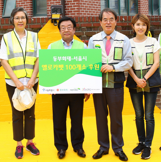 김정남(왼쪽 두번째) 동부화재 사장과 이제훈(왼쪽 세번째) 초록우산 어린이재단 회장 등이 지난 15일 서울안암초등학교에서 어린이보호구역 교통안전을 위한 ‘옐로카펫 100개소 설치사업’ 지원 협약식을 체결한 후 기념촬영을 하고 있다. /사진제공=동부화재