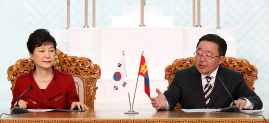 박근혜 대통령과 차히야 엘벡도르지 몽골 대통령이 17일 울란바토르 정부청사에서 열린 한-몽골 정상회담 직후 공동기자회견을 하고 있다. /울란바토르=연합
