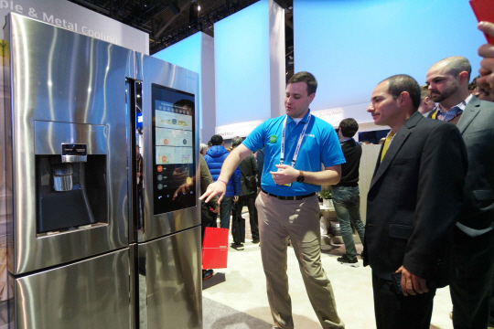 지난 1월 미국 라스베이거스에서 열린 소비자가전쇼(CES) 2016에서 관람객들이 삼성전자의 패밀리허브 냉장고를 살펴보고 있다. /사진제공=삼성전자