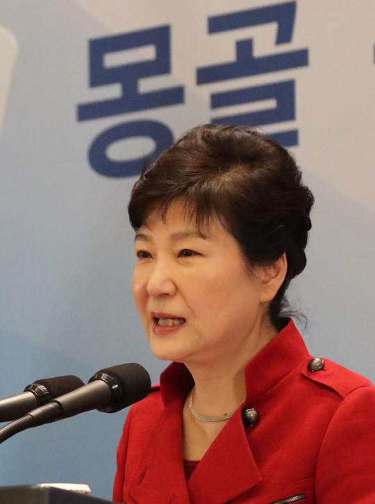 박근혜 대통령이 17일 몽골 울란바토르의 한 호텔에서 열린 동포간담회에서 격려사를 하고 있다. /울란바토르=연합뉴스