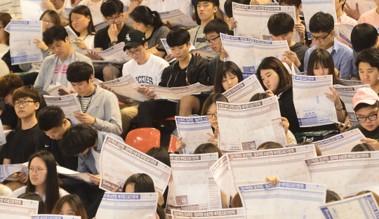 17일 오후 서울 성동구 한양대학교에서 종로학원 주최로 열린 대입 수시 지원전략 설명회에 참석한 학부모와 학생들이 지원전략을 경청하고 있다. /송은석기자