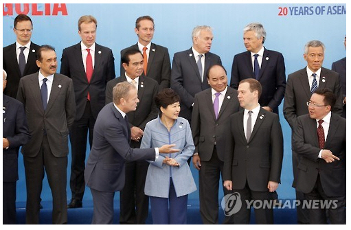 박근혜 대통령이 15일 오전 몽골 울란바토르에서 열린 제11차 아시아·유럽 정상회의(ASEM) 각국 정상 단체 기념촬영에서 도날트 투스크 EU 정상회의 상임의장(왼쪽),드미트리 메드베데프 러시아 총 (오른쪽)과 대화를 하고 있다. /연합뉴스