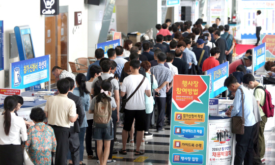 지난달 부산 해운대구 벡스코에서 열린 ‘2016 동부산권 채용박람회’에서 청년, 여성 구직자들이 길게 줄을 서 입장하고 있다. /연합뉴스