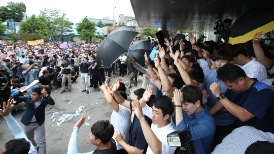 사드(고고도미사일방어체계·THAAD) 배치 관련 설명을 하기 위해 지난 15일 경북 성주군청을 방문한 황교안 국무총리 등 일행에게 성주군민들이 물병과 계란 등을 던지며 사드 성주 배치 결정에 대해 항의하고 있다. /성주=연합뉴스