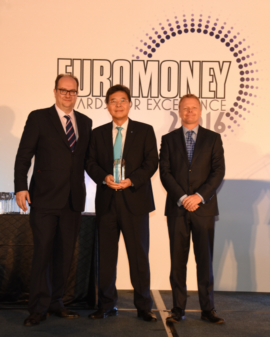 최재열(가운데) 신한아주금융유한공사 사장이 지난 14일 홍콩 샹그릴라호텔에서 글로벌 금융전문지인 유로머니(Euromoney)주최로 열린 ‘어워즈포엑설런스(Awards for Excellence) 2016’에서 ‘대한민국 최우수 은행(Best Bank in Korea)’에 선정된 후 유로머니 관계자들과 기념촬영을 하고 있다. /사진제공=신한은행