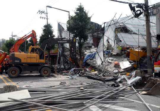 18일 오후 발생한 서울 홍은동 건물 붕괴사고 현장에 근로자 1명이 매몰돼 있는 것으로 전해져 소방당국이 구조작업을 진행하고 있다. /연합뉴스