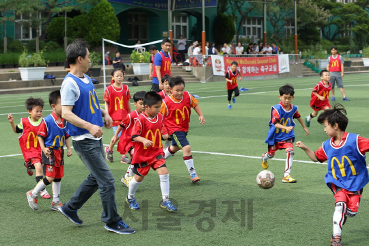 지난 17일 서울 일원동 대청초에서 열린 ‘아빠와 함께하는 맥도날드 축구교실’에서 다문화 가정과 일반 가정 가족들이 연습 경기를 펼치고 있다./사진제공=맥도날드