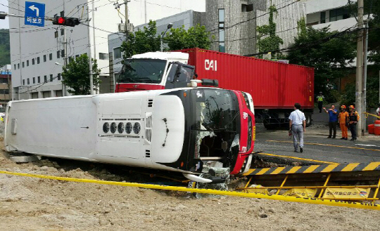 부산시 사하구에서 사람이 타지 않은 트레일러 차량이 경사로에서 미끄러져 내려와 주행 중인 시내버스와 충돌하면서 버스 기사와 승객 등 7명과 사고를 막으려던 트레일러 운전 기사가 다치는 사고가 발생했다. /연합뉴스