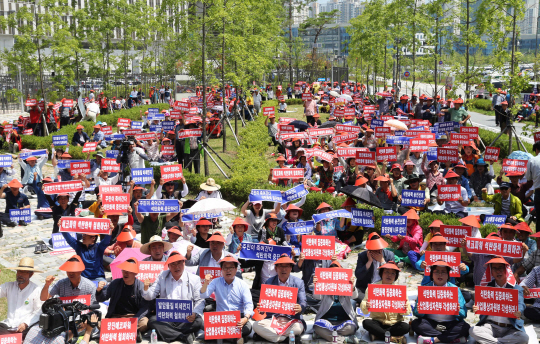 당진시민 1,000여명이 정부세종청사 산업통상자원부앞에서 당진에코파워 건설 철회를 요구하는 규탄대회를 개최하고 있다. 사진제공=당진시