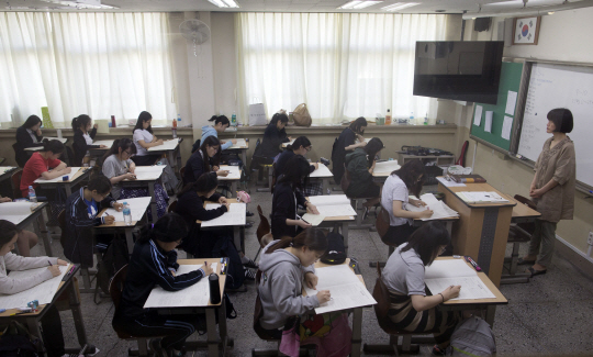 수능 모의평가 정보 유출한 교사·학원강사 구속, 검찰송치