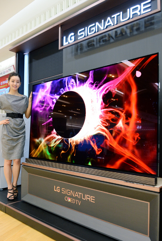 LG전자 모델이 19일 LG 베스트샵 강남본점에서 77형 LG 시그니처 올레드 TV를 소개하고 있다. /사진제공=LG전자