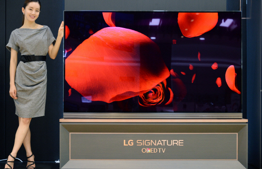 LG전자 모델이 19일 LG 베스트샵 강남본점에서 77형 LG 시그니처 올레드 TV를 소개하고 있다. /사진제공=LG전자 .