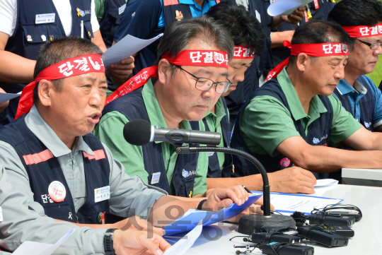 현대중공업과 현대자동차 노조가 동시파업을 시작한 19일 오전 현대차 울산공장 본관 앞에서 현대중 백형록 노조 위원장(왼쪽부터)과 현대차 박유기 노조위원장이 함께 동시파업에 따른 공동입장을 밝히고 있다. /울산=장지승기자 jjs@sedaily.com