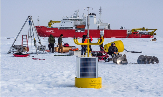 아라온호 선원과 연구원들이 해빙에 얼음을 뚫고 해빙관측 장비를 설치하고 있다./사진=해양수산부