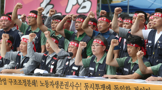 ‘동시파업’ 현대차·현대중 노조      (울산=연합뉴스) 김용태 기자 = 19일 오전 현대자동차 울산공장 본관 앞 잔디밭에서 현대차·현대중 노조가 기자회견을 열고 동시파업에 대한 공동입장을 밝히고 투쟁 구호를 외치고 있다. 2016.7.19      yongtae@yna.co.kr  (끝)      <저작권자(c) 연합뉴스, 무단 전재-재배포 금지>