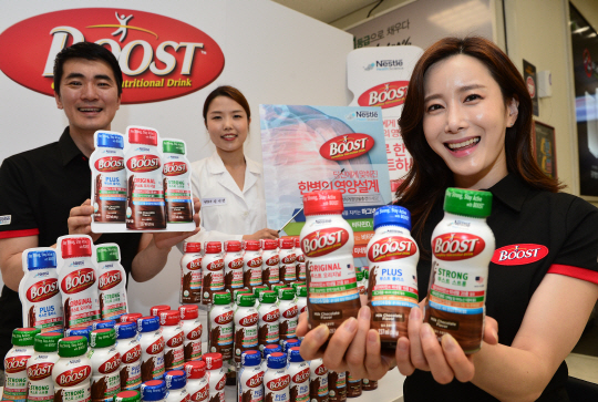 19일 서울 성동구 이마트 성수점에서 모델들이 하루 한 병으로 19가지 이상의 비타민과 미네랄 등을 섭취할 수 있는 네슬레코리아의 영양보충음료 ‘부스트’를 선보이고 있다./송은석기자
