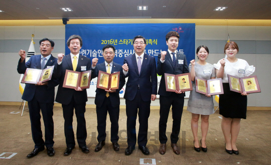 이기권(가운데) 고용노동부 장관과 스타기술인 홍보대사로 위촉된 숙련기술인 6명이 19일 정부세종청사에서 파이팅을 외치고 있다. /사진제공=고용노동부